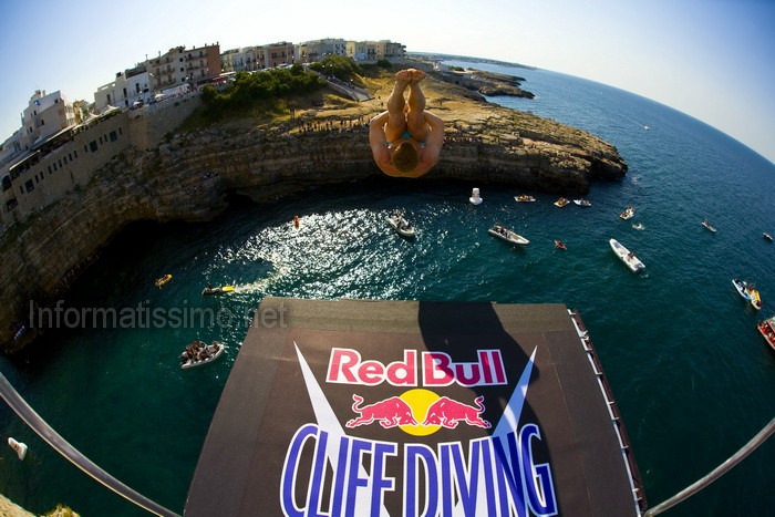 Cliff_Diving_Red_Bull_a_Polignano_a_Mare_2