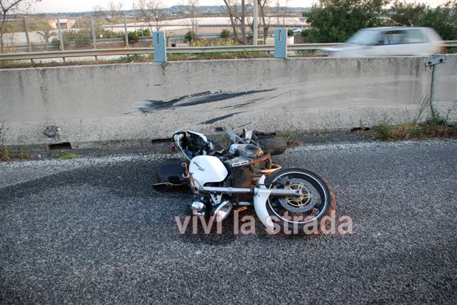 mola di bari tragico incidente sulla ss16 muore un motociclista 41enne