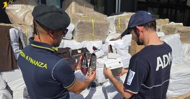 Sequestrati a Bari 50.000 pezzi di merce cinese: evasione da 126mila euro