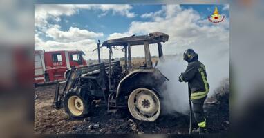 Incendio a Gravina in Puglia: trattore in fiamme, coinvolto un ettaro