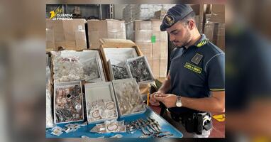 Bari, sequestrati al porto oltre 24mila accessori contraffatti
