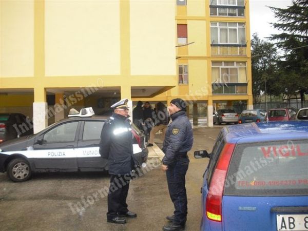 foto2c agenti di polizia municipale e privata sotto l  abitazione di antonella riotino