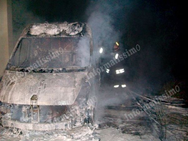 foto2c incendio nuova ambulanza di turi soccorso ore 4 30 del 17.8.2011 danni x 80.000 00euro  13 