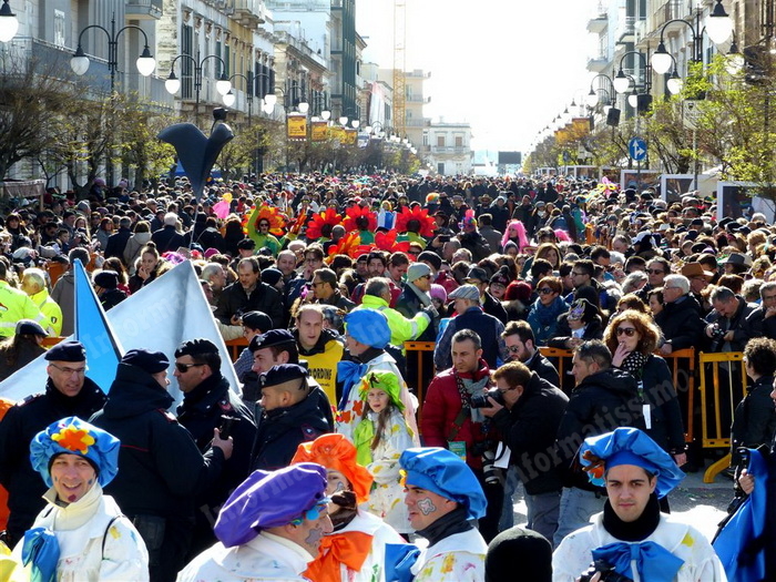 Carnevale Putignano Percorso affollato durante le sfilate (Archivio)