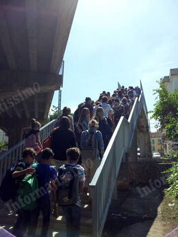Putignano Polo Liceale studenti sul ponte pedonale