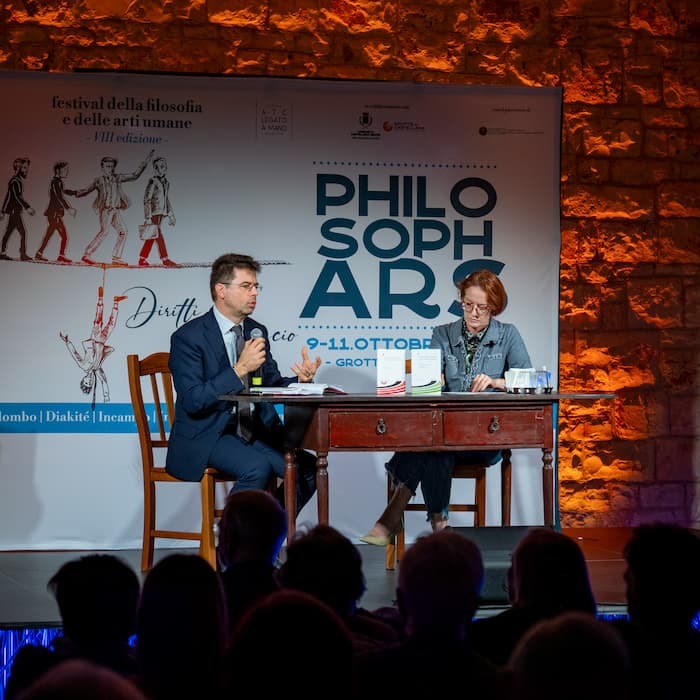 Alberto Pirni sul palco di philosophars 2026