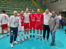 Michele Miccolis con allievi della Green Volley